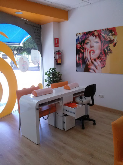 D-Uñas Paseo De Reding Málaga 👉 Encuentra tu Salón De Manicura Y Pedicura en Málaga